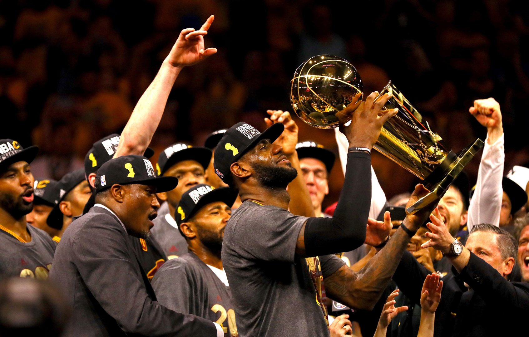 湖人带队取胜！，詹姆斯重要时刻领先优势明显比赛高潮迭起(湖人队詹姆斯nba全过程)-九游体育