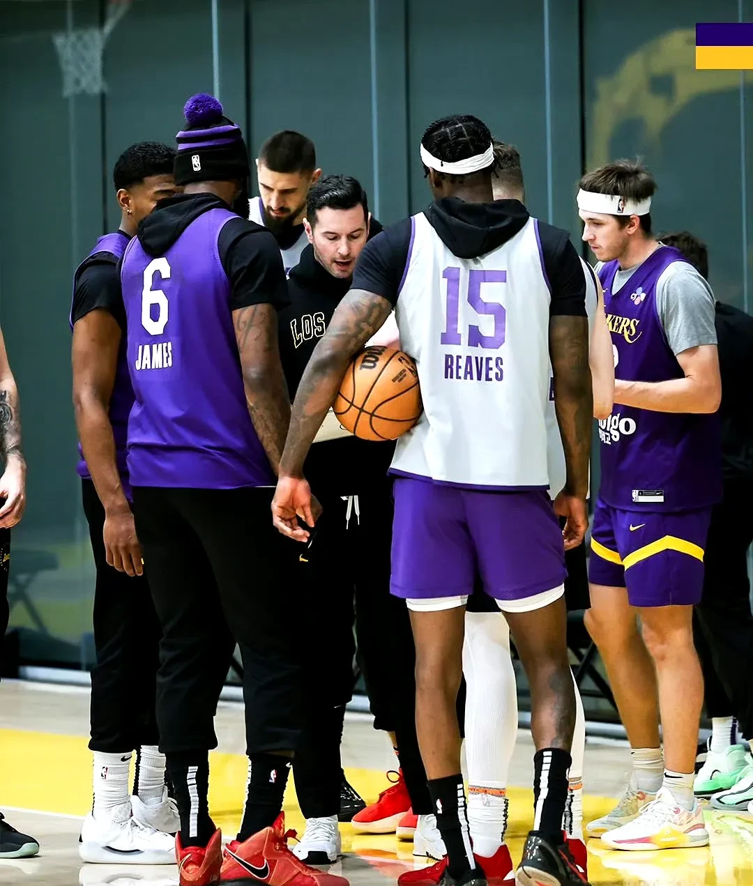 关于詹姆斯重返赛场，最后时刻胜出首场状态出色，美国队观众沸腾！比赛高潮迭起的信息