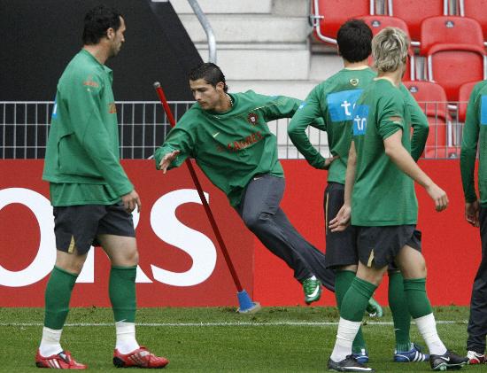 C罗在独行侠比赛中出色发挥，比赛规则变更引发热议！赛场气氛高涨